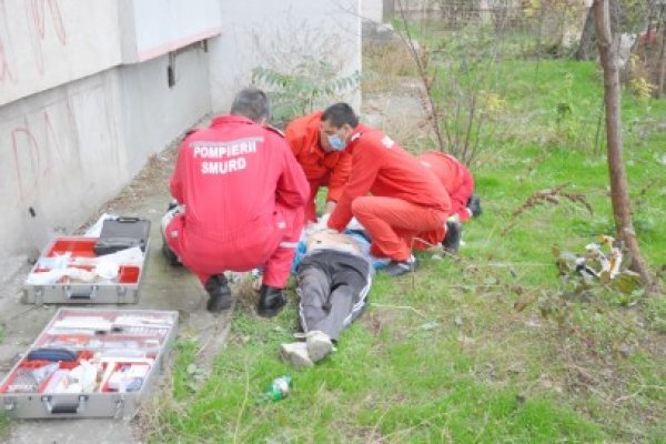 O femeie a MURIT după ce a CĂZUT de la ETAJ: CURĂȚA GEAMURILE!